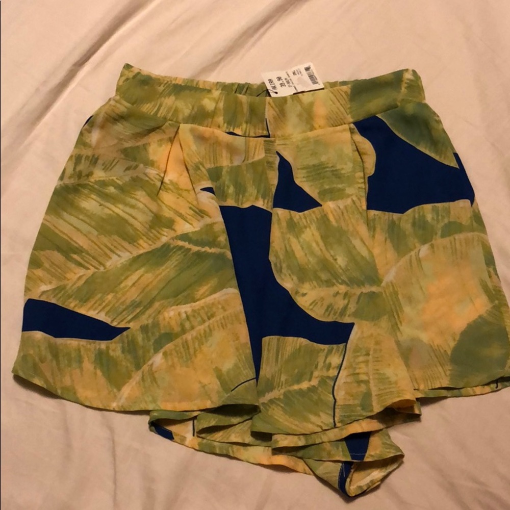 AKIRA NWT Flowy Shorts Size Small